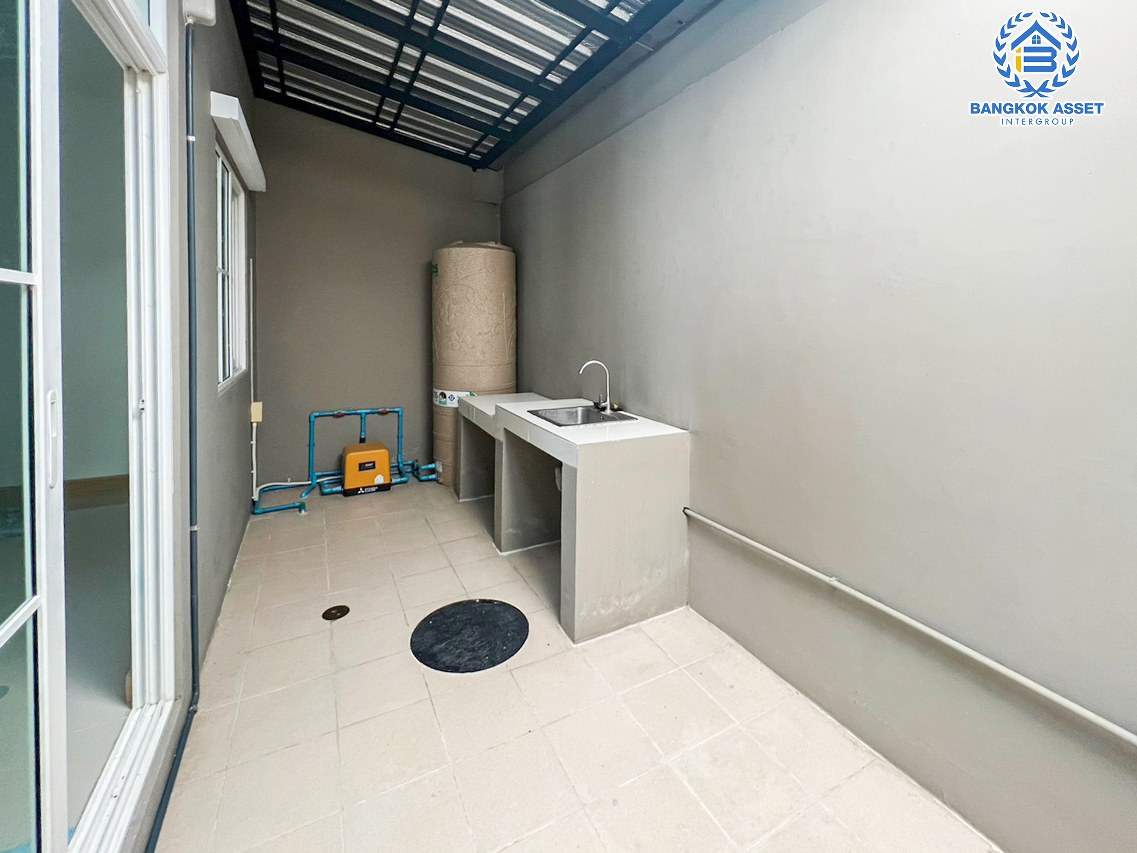 *****ทาวน์เฮ้าส์มือสองนนทบุรี โครงการ คิวดิสทริค เวสต์เกต เนื้อที่เกือบ 18 ตร.ว. ฟังก์ชัน 3 ห้องนอน 2 ห้องน้ำ 2 ที่จอดรถ บ้านสภาพดี พร้อมอยู่ บนทำเลเชื่อมต่อ ถนนกาญจนาภิเษก, ถนนรัตนาธิเบศร์ เพียง 10 นาทีก็ถึงรถไฟฟ้าสายสีม่วง "สถานีคลองบางไผ่" จองเลย