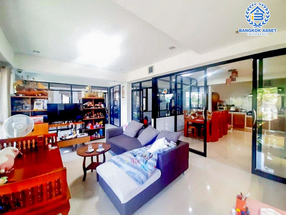 *****บ้านเดี่ยวมือสอง ซอยหกศอก เอกชัย เนื้อที่กว้าง 200 ตร.ว. ฟังก์ชัน 3 ห้องนอน 4 ห้องน้ำ 6 ที่จอดรถ บ้านดีไซน์โมเดิร์นบนพื้นที่กว้างขวาง พร้อมโกดังเก็บของ ทำเลแห่งการเดินทาง ติดถนนเอกชัย เชื่อมต่อหลากหลายเส้นทางทั้ง ถนนกัลปพฤกษ์ ถนนเพชรเกษม และถนนกาญจนาภิเษก