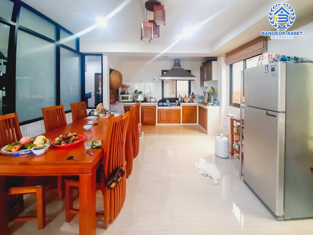 *****บ้านเดี่ยวมือสอง ซอยหกศอก เอกชัย เนื้อที่กว้าง 200 ตร.ว. ฟังก์ชัน 3 ห้องนอน 4 ห้องน้ำ 6 ที่จอดรถ บ้านดีไซน์โมเดิร์นบนพื้นที่กว้างขวาง พร้อมโกดังเก็บของ ทำเลแห่งการเดินทาง ติดถนนเอกชัย เชื่อมต่อหลากหลายเส้นทางทั้ง ถนนกัลปพฤกษ์ ถนนเพชรเกษม และถนนกาญจนาภิเษก