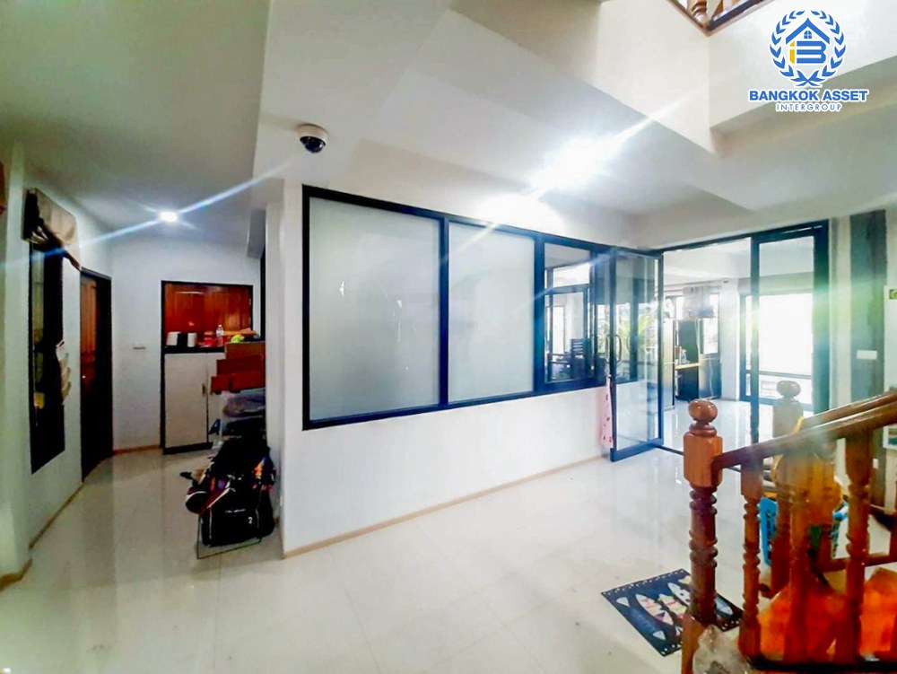 *****บ้านเดี่ยวมือสอง ซอยหกศอก เอกชัย เนื้อที่กว้าง 200 ตร.ว. ฟังก์ชัน 3 ห้องนอน 4 ห้องน้ำ 6 ที่จอดรถ บ้านดีไซน์โมเดิร์นบนพื้นที่กว้างขวาง พร้อมโกดังเก็บของ ทำเลแห่งการเดินทาง ติดถนนเอกชัย เชื่อมต่อหลากหลายเส้นทางทั้ง ถนนกัลปพฤกษ์ ถนนเพชรเกษม และถนนกาญจนาภิเษก