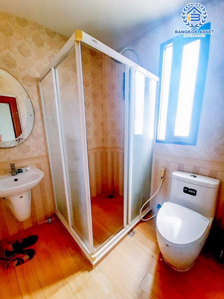 *****บ้านเดี่ยวมือสอง ซอยหกศอก เอกชัย เนื้อที่กว้าง 200 ตร.ว. ฟังก์ชัน 3 ห้องนอน 4 ห้องน้ำ 6 ที่จอดรถ บ้านดีไซน์โมเดิร์นบนพื้นที่กว้างขวาง พร้อมโกดังเก็บของ ทำเลแห่งการเดินทาง ติดถนนเอกชัย เชื่อมต่อหลากหลายเส้นทางทั้ง ถนนกัลปพฤกษ์ ถนนเพชรเกษม และถนนกาญจนาภิเษก