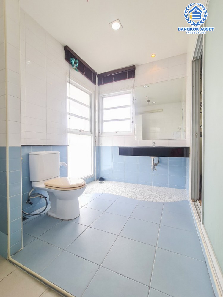 *****บ้านเดี่ยวมือสอง โครงการ เลอนครินทร์ ศรีนครินทร์-ร่มเกล้า หลังมุม เนื้อที่กว้าง 88.10 ตร.ว. ฟังก์ชัน 3 ห้องนอน 3 ห้องน้ำ 2 ที่จอดรถ บ้านสวยพื้นที่กว้าง ตอบโจทย์ทุกไลฟ์สไตล์การอยู่อาศัย บนทำเลดี เชื่อมต่อถนนศรีนครินทร์ ใกล้รถไฟฟ้าสายสีเขียว "สถานีศรีนครินทร์" และจุดขึ้นทางด่วน "กาญจนาภิเษก"