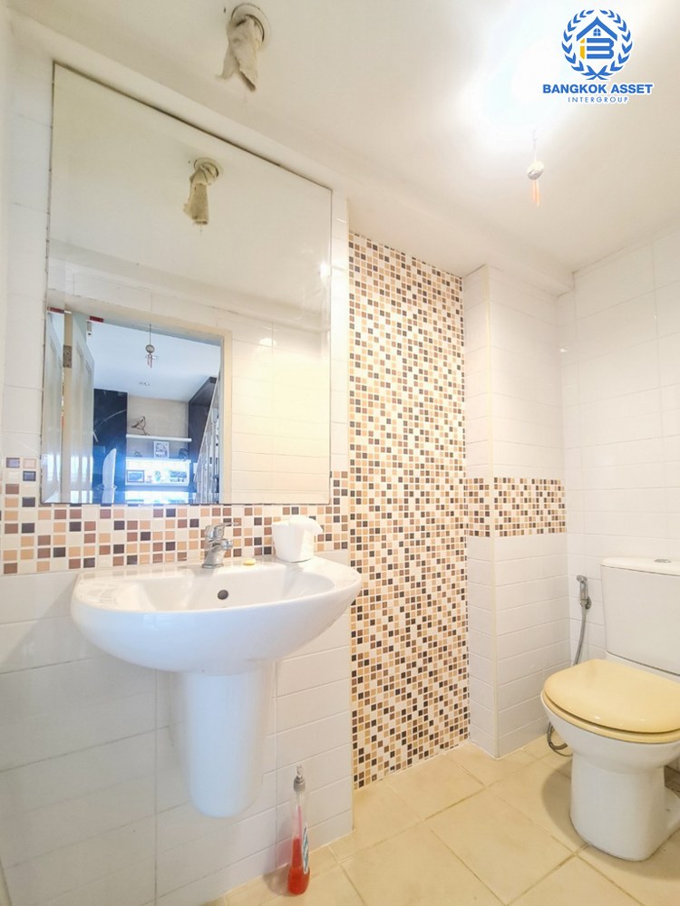 *****บ้านเดี่ยวมือสอง โครงการ เลอนครินทร์ ศรีนครินทร์-ร่มเกล้า หลังมุม เนื้อที่กว้าง 88.10 ตร.ว. ฟังก์ชัน 3 ห้องนอน 3 ห้องน้ำ 2 ที่จอดรถ บ้านสวยพื้นที่กว้าง ตอบโจทย์ทุกไลฟ์สไตล์การอยู่อาศัย บนทำเลดี เชื่อมต่อถนนศรีนครินทร์ ใกล้รถไฟฟ้าสายสีเขียว "สถานีศรีนครินทร์" และจุดขึ้นทางด่วน "กาญจนาภิเษก"