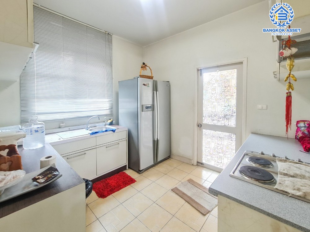 *****บ้านเดี่ยวมือสอง โครงการ เลอนครินทร์ ศรีนครินทร์-ร่มเกล้า หลังมุม เนื้อที่กว้าง 88.10 ตร.ว. ฟังก์ชัน 3 ห้องนอน 3 ห้องน้ำ 2 ที่จอดรถ บ้านสวยพื้นที่กว้าง ตอบโจทย์ทุกไลฟ์สไตล์การอยู่อาศัย บนทำเลดี เชื่อมต่อถนนศรีนครินทร์ ใกล้รถไฟฟ้าสายสีเขียว "สถานีศรีนครินทร์" และจุดขึ้นทางด่วน "กาญจนาภิเษก"