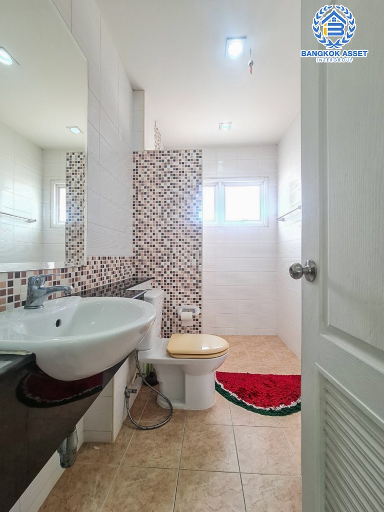 *****บ้านเดี่ยวมือสอง โครงการ เลอนครินทร์ ศรีนครินทร์-ร่มเกล้า หลังมุม เนื้อที่กว้าง 88.10 ตร.ว. ฟังก์ชัน 3 ห้องนอน 3 ห้องน้ำ 2 ที่จอดรถ บ้านสวยพื้นที่กว้าง ตอบโจทย์ทุกไลฟ์สไตล์การอยู่อาศัย บนทำเลดี เชื่อมต่อถนนศรีนครินทร์ ใกล้รถไฟฟ้าสายสีเขียว "สถานีศรีนครินทร์" และจุดขึ้นทางด่วน "กาญจนาภิเษก"