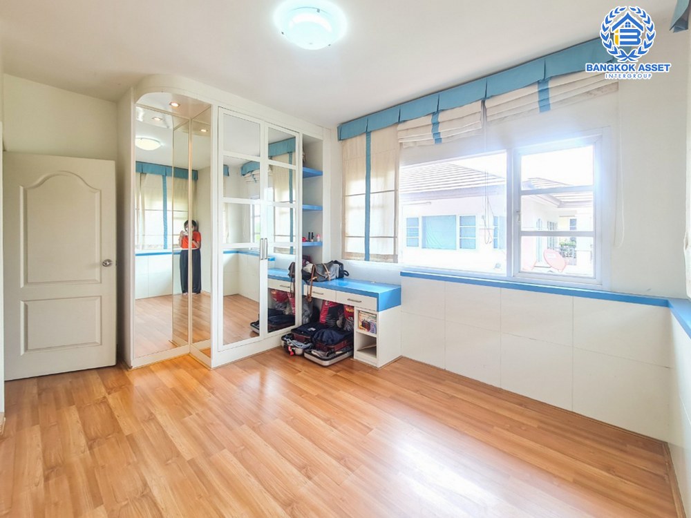 *****บ้านเดี่ยวมือสอง โครงการ เลอนครินทร์ ศรีนครินทร์-ร่มเกล้า หลังมุม เนื้อที่กว้าง 88.10 ตร.ว. ฟังก์ชัน 3 ห้องนอน 3 ห้องน้ำ 2 ที่จอดรถ บ้านสวยพื้นที่กว้าง ตอบโจทย์ทุกไลฟ์สไตล์การอยู่อาศัย บนทำเลดี เชื่อมต่อถนนศรีนครินทร์ ใกล้รถไฟฟ้าสายสีเขียว "สถานีศรีนครินทร์" และจุดขึ้นทางด่วน "กาญจนาภิเษก"