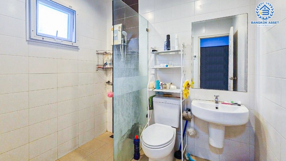 *****บ้านเดี่ยวมือสอง โครงการ เดอะลิฟวิ่ง3 กาญจนาภิเษก เนื้อที่ถึง 60.20 ตร.ว. ฟังก์ชัน 3 ห้องนอน 3 ห้องน้ำ จอดรถได้ 2 คัน ภายในสภาพพร้อมอยู่ บรรยากาศโครงการมีความเป็นส่วนตัว บนทำเลเดินทางสะดวก ติดถนนกาญจนาภิเษก ใกล้เซ็นทรัลเวสต์เกต และรถไฟฟ้าสายสีม่วง "สถานีคลองบางไผ่" จองเลย!