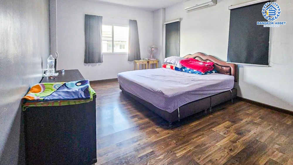 *****บ้านเดี่ยวมือสอง โครงการ เดอะลิฟวิ่ง3 กาญจนาภิเษก เนื้อที่ถึง 60.20 ตร.ว. ฟังก์ชัน 3 ห้องนอน 3 ห้องน้ำ จอดรถได้ 2 คัน ภายในสภาพพร้อมอยู่ บรรยากาศโครงการมีความเป็นส่วนตัว บนทำเลเดินทางสะดวก ติดถนนกาญจนาภิเษก ใกล้เซ็นทรัลเวสต์เกต และรถไฟฟ้าสายสีม่วง "สถานีคลองบางไผ่" จองเลย!