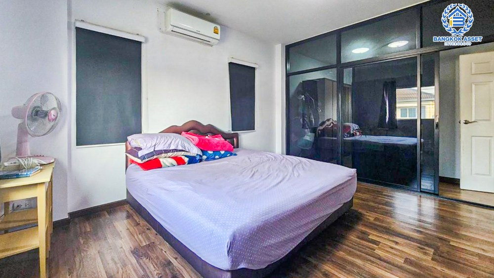 *****บ้านเดี่ยวมือสอง โครงการ เดอะลิฟวิ่ง3 กาญจนาภิเษก เนื้อที่ถึง 60.20 ตร.ว. ฟังก์ชัน 3 ห้องนอน 3 ห้องน้ำ จอดรถได้ 2 คัน ภายในสภาพพร้อมอยู่ บรรยากาศโครงการมีความเป็นส่วนตัว บนทำเลเดินทางสะดวก ติดถนนกาญจนาภิเษก ใกล้เซ็นทรัลเวสต์เกต และรถไฟฟ้าสายสีม่วง "สถานีคลองบางไผ่" จองเลย!