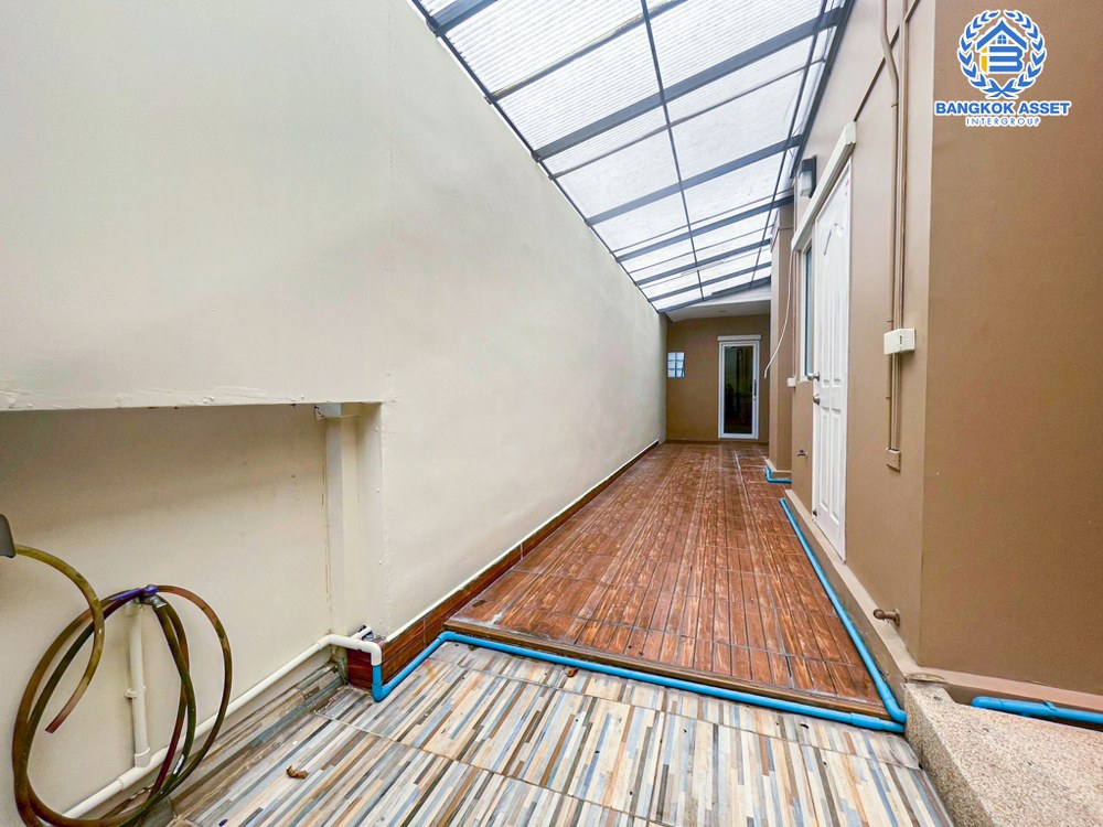 บ้านเดี่ยวมือสอง โครงการ ภัสสร39 บางกรวย-ไทรน้อย หลังมุม เนื้อที่กว้าง 64 ตร.ว. ฟังก์ชัน 3 ห้องนอน 3 ห้องน้ำ 2 ที่จอดรถ บ้านสวยพร้อมอยู่ แถมฟรี! เครื่องปรับอากาศ บนทำเลเดินทางสะดวก ใกล้โครงการรถไฟฟ้าสายสีม่วง "สถานีแยกติวานนท์" และทางด่วน "ศรีรัช"