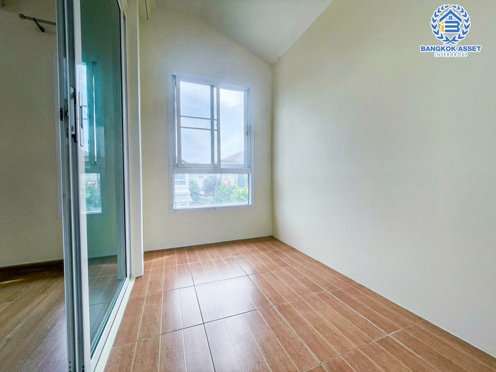 บ้านเดี่ยวมือสอง โครงการ ภัสสร39 บางกรวย-ไทรน้อย หลังมุม เนื้อที่กว้าง 64 ตร.ว. ฟังก์ชัน 3 ห้องนอน 3 ห้องน้ำ 2 ที่จอดรถ บ้านสวยพร้อมอยู่ แถมฟรี! เครื่องปรับอากาศ บนทำเลเดินทางสะดวก ใกล้โครงการรถไฟฟ้าสายสีม่วง "สถานีแยกติวานนท์" และทางด่วน "ศรีรัช"