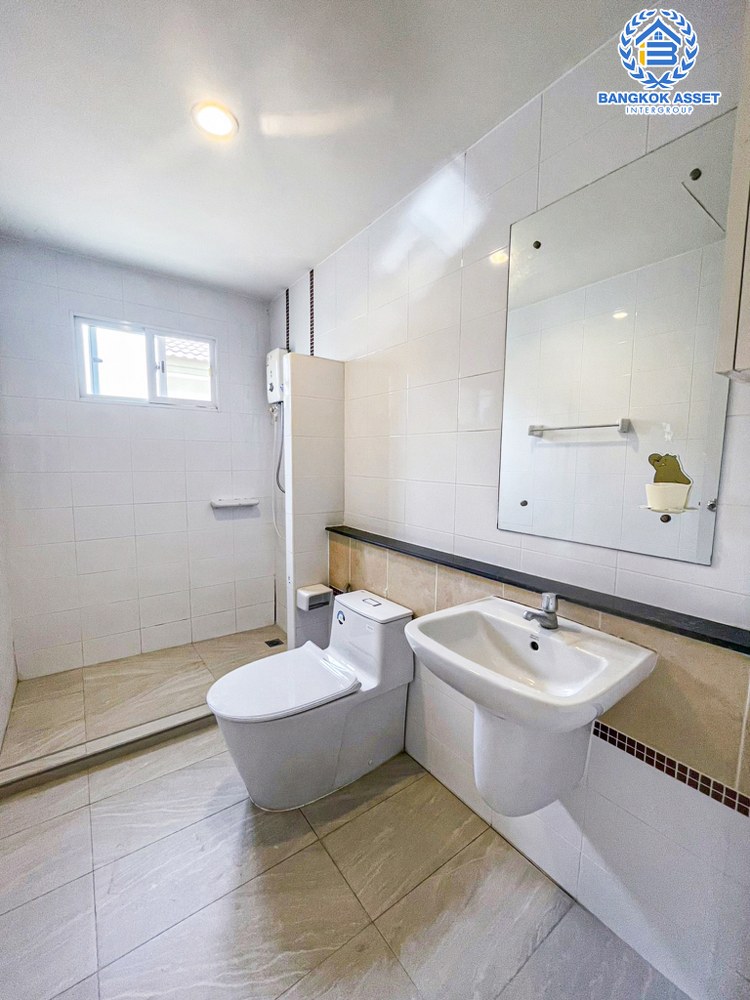 บ้านเดี่ยวมือสอง โครงการ ภัสสร39 บางกรวย-ไทรน้อย หลังมุม เนื้อที่กว้าง 64 ตร.ว. ฟังก์ชัน 3 ห้องนอน 3 ห้องน้ำ 2 ที่จอดรถ บ้านสวยพร้อมอยู่ แถมฟรี! เครื่องปรับอากาศ บนทำเลเดินทางสะดวก ใกล้โครงการรถไฟฟ้าสายสีม่วง "สถานีแยกติวานนท์" และทางด่วน "ศรีรัช"