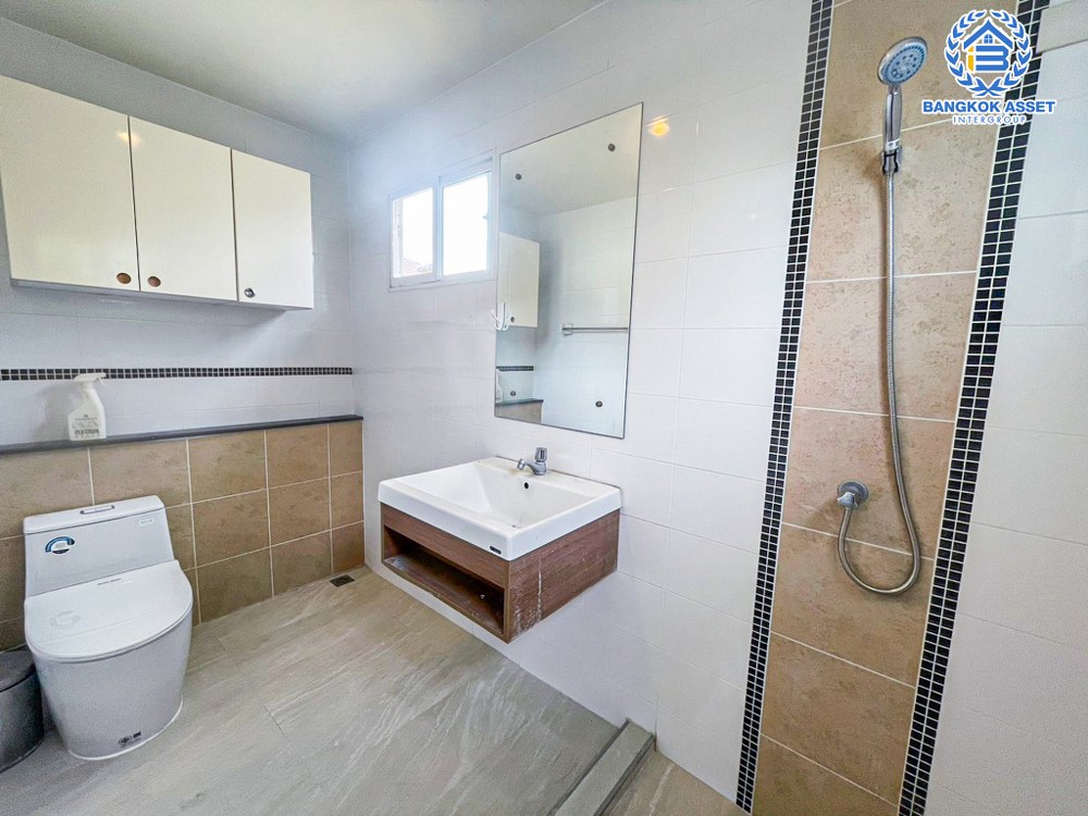 บ้านเดี่ยวมือสอง โครงการ ภัสสร39 บางกรวย-ไทรน้อย หลังมุม เนื้อที่กว้าง 64 ตร.ว. ฟังก์ชัน 3 ห้องนอน 3 ห้องน้ำ 2 ที่จอดรถ บ้านสวยพร้อมอยู่ แถมฟรี! เครื่องปรับอากาศ บนทำเลเดินทางสะดวก ใกล้โครงการรถไฟฟ้าสายสีม่วง "สถานีแยกติวานนท์" และทางด่วน "ศรีรัช"