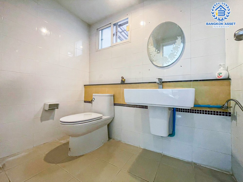 บ้านเดี่ยวมือสอง โครงการ ภัสสร39 บางกรวย-ไทรน้อย หลังมุม เนื้อที่กว้าง 64 ตร.ว. ฟังก์ชัน 3 ห้องนอน 3 ห้องน้ำ 2 ที่จอดรถ บ้านสวยพร้อมอยู่ แถมฟรี! เครื่องปรับอากาศ บนทำเลเดินทางสะดวก ใกล้โครงการรถไฟฟ้าสายสีม่วง "สถานีแยกติวานนท์" และทางด่วน "ศรีรัช"