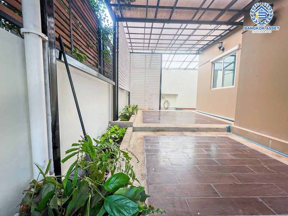 บ้านเดี่ยวมือสอง โครงการ ภัสสร39 บางกรวย-ไทรน้อย หลังมุม เนื้อที่กว้าง 64 ตร.ว. ฟังก์ชัน 3 ห้องนอน 3 ห้องน้ำ 2 ที่จอดรถ บ้านสวยพร้อมอยู่ แถมฟรี! เครื่องปรับอากาศ บนทำเลเดินทางสะดวก ใกล้โครงการรถไฟฟ้าสายสีม่วง "สถานีแยกติวานนท์" และทางด่วน "ศรีรัช"