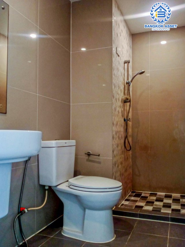 *****ทาวน์เฮ้าส์มือสองปทุมธานี โครงการ เสนา เวล่า รังสิต-คลอง1 เนื้อที่กว้าง 21.1 ตร.ว. ฟังก์ชัน 4 ห้องนอน 3 ห้องน้ำ 2 ที่จอดรถ บ้านสภาพพร้อมอยู่ บนทำเลเข้า-ออกตัวเมืองสะดวกสุดๆ เชื่อมต่อถนนรังสิต-นครนายก, ถนนพหลโยธิน ใกล้รถไฟฟ้าสายสีแดง "สถานีรังสิต" และทางด่วน "โทลเวย์-รังสิต" ในราคาสุดพิเศษ