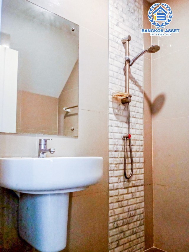 *****ทาวน์เฮ้าส์มือสองปทุมธานี โครงการ เสนา เวล่า รังสิต-คลอง1 เนื้อที่กว้าง 21.1 ตร.ว. ฟังก์ชัน 4 ห้องนอน 3 ห้องน้ำ 2 ที่จอดรถ บ้านสภาพพร้อมอยู่ บนทำเลเข้า-ออกตัวเมืองสะดวกสุดๆ เชื่อมต่อถนนรังสิต-นครนายก, ถนนพหลโยธิน ใกล้รถไฟฟ้าสายสีแดง "สถานีรังสิต" และทางด่วน "โทลเวย์-รังสิต" ในราคาสุดพิเศษ