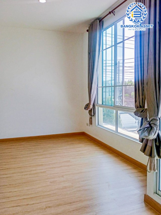 *****ทาวน์เฮ้าส์มือสองปทุมธานี โครงการ เสนา เวล่า รังสิต-คลอง1 เนื้อที่กว้าง 21.1 ตร.ว. ฟังก์ชัน 4 ห้องนอน 3 ห้องน้ำ 2 ที่จอดรถ บ้านสภาพพร้อมอยู่ บนทำเลเข้า-ออกตัวเมืองสะดวกสุดๆ เชื่อมต่อถนนรังสิต-นครนายก, ถนนพหลโยธิน ใกล้รถไฟฟ้าสายสีแดง "สถานีรังสิต" และทางด่วน "โทลเวย์-รังสิต" ในราคาสุดพิเศษ