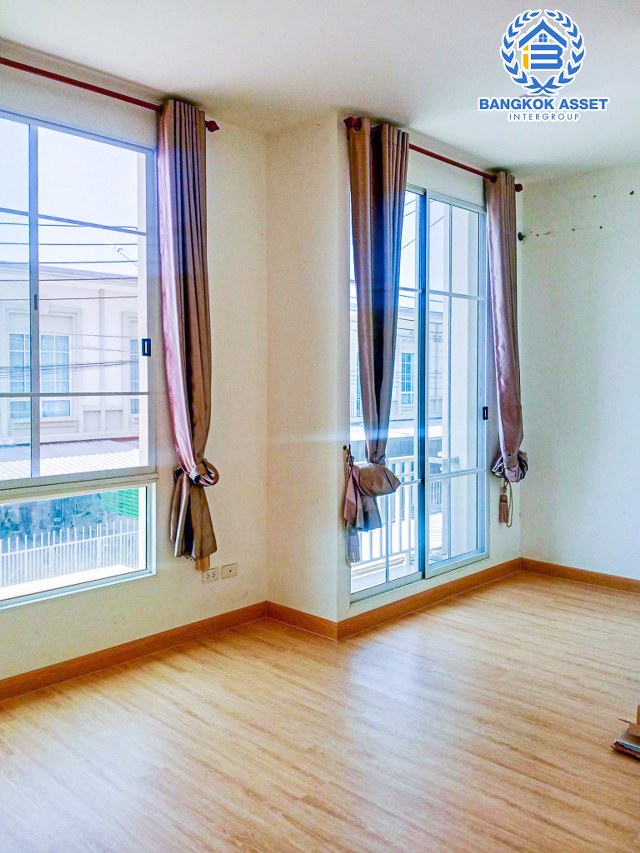 *****ทาวน์เฮ้าส์มือสองปทุมธานี โครงการ เสนา เวล่า รังสิต-คลอง1 เนื้อที่กว้าง 21.1 ตร.ว. ฟังก์ชัน 4 ห้องนอน 3 ห้องน้ำ 2 ที่จอดรถ บ้านสภาพพร้อมอยู่ บนทำเลเข้า-ออกตัวเมืองสะดวกสุดๆ เชื่อมต่อถนนรังสิต-นครนายก, ถนนพหลโยธิน ใกล้รถไฟฟ้าสายสีแดง "สถานีรังสิต" และทางด่วน "โทลเวย์-รังสิต" ในราคาสุดพิเศษ