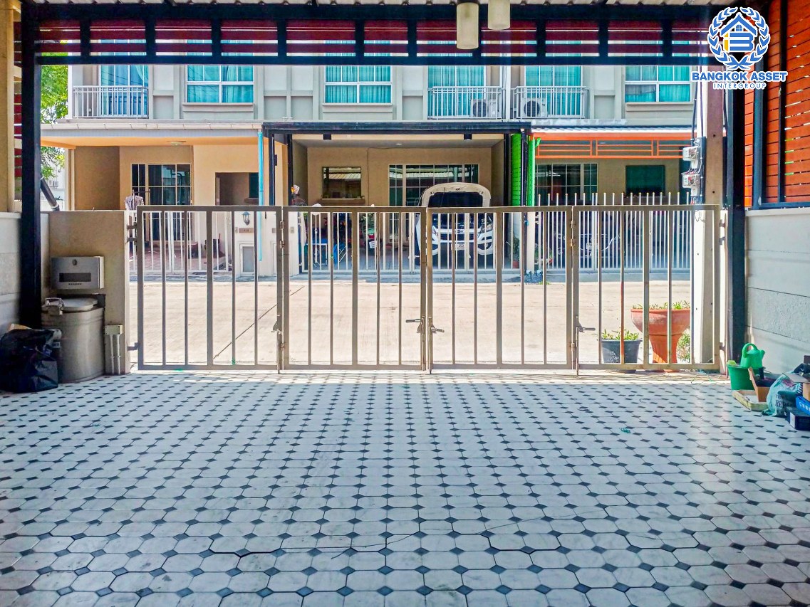 *****ทาวน์เฮ้าส์มือสองปทุมธานี โครงการ เสนา เวล่า รังสิต-คลอง1 เนื้อที่กว้าง 21.1 ตร.ว. ฟังก์ชัน 4 ห้องนอน 3 ห้องน้ำ 2 ที่จอดรถ บ้านสภาพพร้อมอยู่ บนทำเลเข้า-ออกตัวเมืองสะดวกสุดๆ เชื่อมต่อถนนรังสิต-นครนายก, ถนนพหลโยธิน ใกล้รถไฟฟ้าสายสีแดง "สถานีรังสิต" และทางด่วน "โทลเวย์-รังสิต" ในราคาสุดพิเศษ