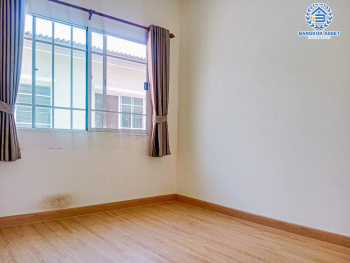 *****ทาวน์เฮ้าส์มือสองปทุมธานี โครงการ เสนา เวล่า รังสิต-คลอง1 เนื้อที่กว้าง 21.1 ตร.ว. ฟังก์ชัน 4 ห้องนอน 3 ห้องน้ำ 2 ที่จอดรถ บ้านสภาพพร้อมอยู่ บนทำเลเข้า-ออกตัวเมืองสะดวกสุดๆ เชื่อมต่อถนนรังสิต-นครนายก, ถนนพหลโยธิน ใกล้รถไฟฟ้าสายสีแดง "สถานีรังสิต" และทางด่วน "โทลเวย์-รังสิต" ในราคาสุดพิเศษ