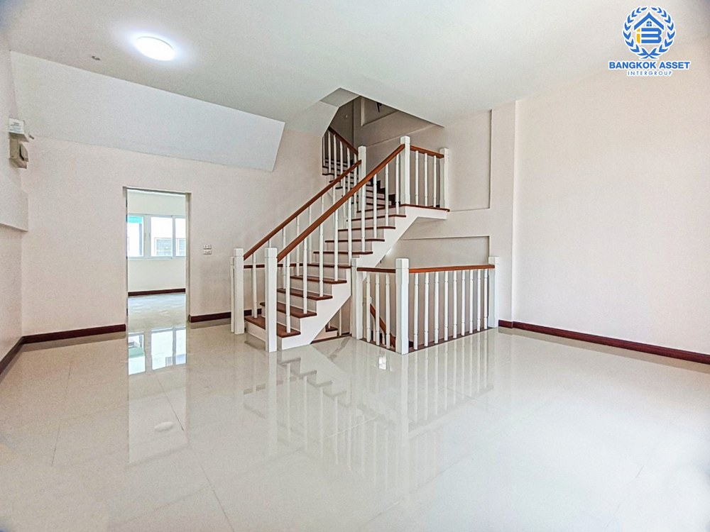 *****ทาวน์โฮมมือสอง โครงการ คาซ่าซิตี้ สุคนธสวัสดิ์ เนื้อที่ 22 ตร.ว. ฟังก์ชัน 3 ห้องนอน 4 ห้องน้ำ 2 ที่จอดรถ บ้านสภาพดี พร้อมเข้าอยู่ บนทำเลเดินทางสะดวก เชื่อมต่อถนนโชคชัย4 ถนนเกษตร-นวมินทร์ ถนนสุคนธสวัสดิ์ ใกล้รถไฟฟ้าสายสีเหลือง "สถานีลาดพร้าว 101" จุดขึ้นทางด่วน "เอกมัย-รามอินทรา"