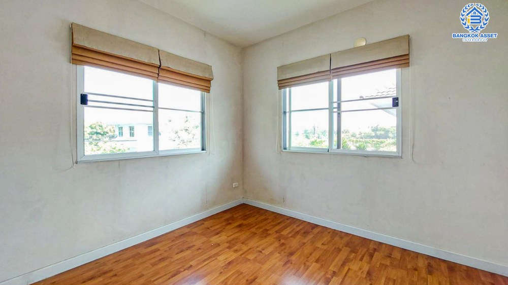 บ้านเดี่ยวมือสอง โครงการ พฤกษ์ลดา1 วงแหวน-รัตนาธิเบศร์ หลังมุม เนื้อที่กว้าง 60 ตร.ว. ฟังก์ชัน 4 ห้องนอน 2 ห้องน้ำ 2 ที่จอดรถ ต่อเติมหลังคาโรงจอดรถ บรรยากาศโครงการเงียบสงบ โครงการตั้งบนทำเลดี เชื่อมต่อถนนกาญจนาภิเษก ซอยคลองถนน ใกล้รถไฟฟ้าสายสีม่วง "สถานีคลองบางไผ่" และจุดขึ้นทางด่วน "กาญจนาภิเษก"...