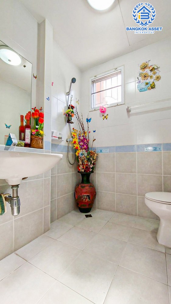 บ้านเดี่ยวมือสอง โครงการ พฤกษ์ลดา1 วงแหวน-รัตนาธิเบศร์ หลังมุม เนื้อที่กว้าง 60 ตร.ว. ฟังก์ชัน 4 ห้องนอน 2 ห้องน้ำ 2 ที่จอดรถ ต่อเติมหลังคาโรงจอดรถ บรรยากาศโครงการเงียบสงบ โครงการตั้งบนทำเลดี เชื่อมต่อถนนกาญจนาภิเษก ซอยคลองถนน ใกล้รถไฟฟ้าสายสีม่วง "สถานีคลองบางไผ่" และจุดขึ้นทางด่วน "กาญจนาภิเษก"...