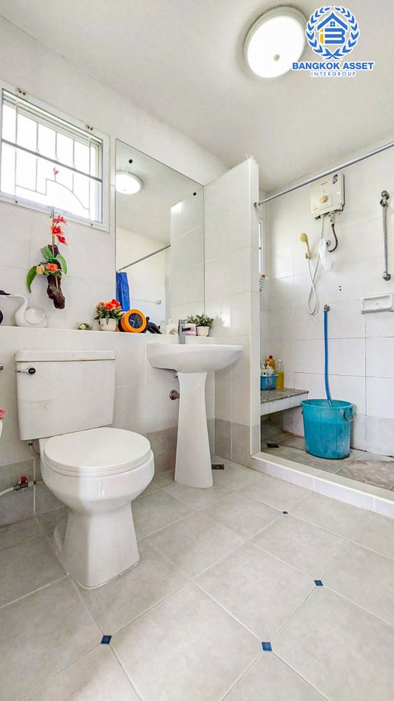 บ้านเดี่ยวมือสอง โครงการ พฤกษ์ลดา1 วงแหวน-รัตนาธิเบศร์ หลังมุม เนื้อที่กว้าง 60 ตร.ว. ฟังก์ชัน 4 ห้องนอน 2 ห้องน้ำ 2 ที่จอดรถ ต่อเติมหลังคาโรงจอดรถ บรรยากาศโครงการเงียบสงบ โครงการตั้งบนทำเลดี เชื่อมต่อถนนกาญจนาภิเษก ซอยคลองถนน ใกล้รถไฟฟ้าสายสีม่วง "สถานีคลองบางไผ่" และจุดขึ้นทางด่วน "กาญจนาภิเษก"...