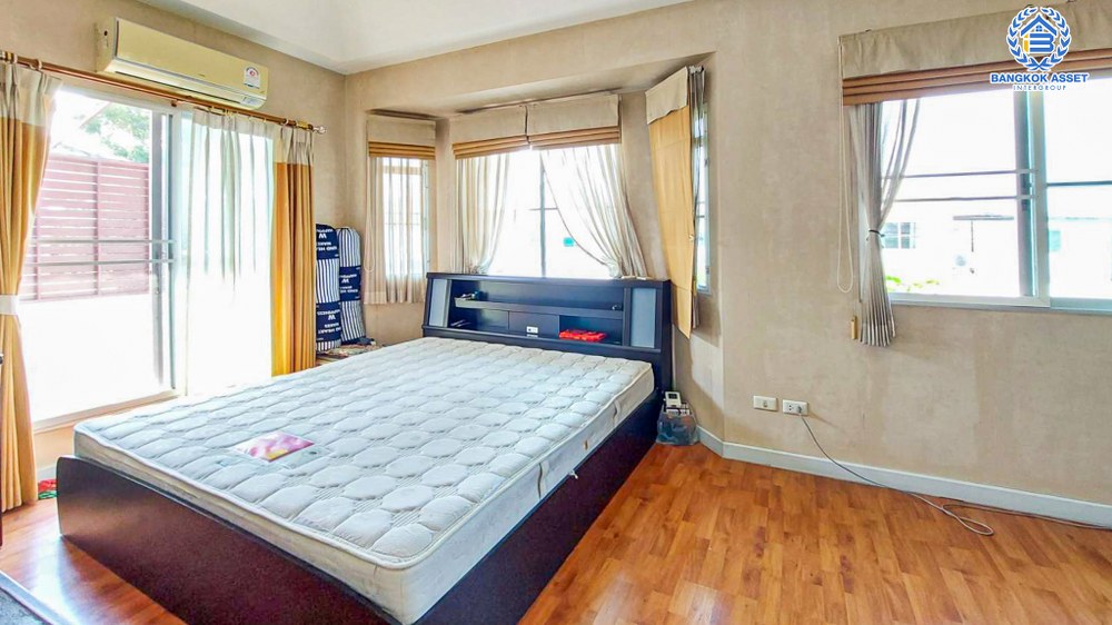 บ้านเดี่ยวมือสอง โครงการ พฤกษ์ลดา1 วงแหวน-รัตนาธิเบศร์ หลังมุม เนื้อที่กว้าง 60 ตร.ว. ฟังก์ชัน 4 ห้องนอน 2 ห้องน้ำ 2 ที่จอดรถ ต่อเติมหลังคาโรงจอดรถ บรรยากาศโครงการเงียบสงบ โครงการตั้งบนทำเลดี เชื่อมต่อถนนกาญจนาภิเษก ซอยคลองถนน ใกล้รถไฟฟ้าสายสีม่วง "สถานีคลองบางไผ่" และจุดขึ้นทางด่วน "กาญจนาภิเษก"...