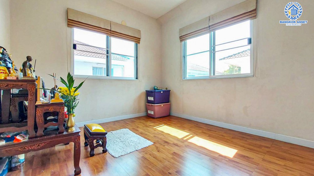 บ้านเดี่ยวมือสอง โครงการ พฤกษ์ลดา1 วงแหวน-รัตนาธิเบศร์ หลังมุม เนื้อที่กว้าง 60 ตร.ว. ฟังก์ชัน 4 ห้องนอน 2 ห้องน้ำ 2 ที่จอดรถ ต่อเติมหลังคาโรงจอดรถ บรรยากาศโครงการเงียบสงบ โครงการตั้งบนทำเลดี เชื่อมต่อถนนกาญจนาภิเษก ซอยคลองถนน ใกล้รถไฟฟ้าสายสีม่วง "สถานีคลองบางไผ่" และจุดขึ้นทางด่วน "กาญจนาภิเษก"...