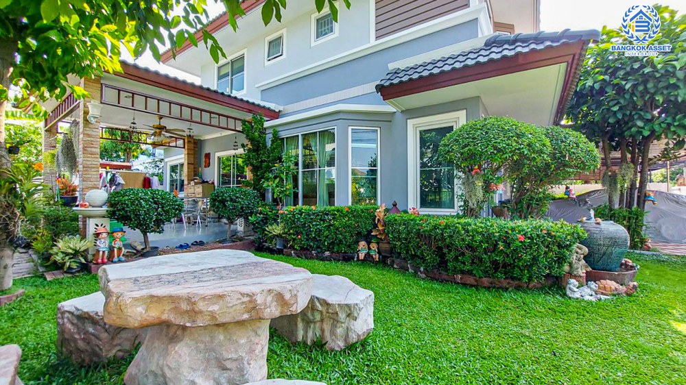 บ้านเดี่ยวมือสอง โครงการ พฤกษ์ลดา1 วงแหวน-รัตนาธิเบศร์ หลังมุม เนื้อที่กว้าง 60 ตร.ว. ฟังก์ชัน 4 ห้องนอน 2 ห้องน้ำ 2 ที่จอดรถ ต่อเติมหลังคาโรงจอดรถ บรรยากาศโครงการเงียบสงบ โครงการตั้งบนทำเลดี เชื่อมต่อถนนกาญจนาภิเษก ซอยคลองถนน ใกล้รถไฟฟ้าสายสีม่วง "สถานีคลองบางไผ่" และจุดขึ้นทางด่วน "กาญจนาภิเษก"...