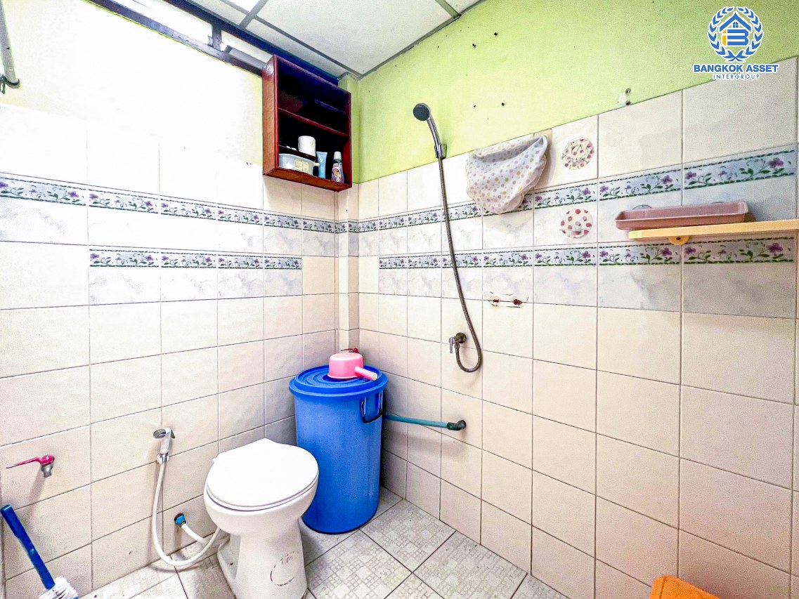 *****บ้านเดี่ยวมือสองปทุมธานี หมู่บ้าน ร่มเย็น ลำลูกกา หลังมุม! เนื้อที่กว้างขวางถึง 60 ตร.ว. ฟังก์ชัน 2 ห้องนอน 2 ห้องน้ำ 1 ที่จอดรถ มีพื้นที่รอบนอกบ้าน บนทำเลเชื่อมต่อถนนลำลูกกา เพียง 20 นาทีก็ถึงรถไฟฟ้าสายสีเขียว "สถานีคูคต" และใกล้จุดขึ้นทางด่วน "วงแหวนรอบนอก ตะวันตก"