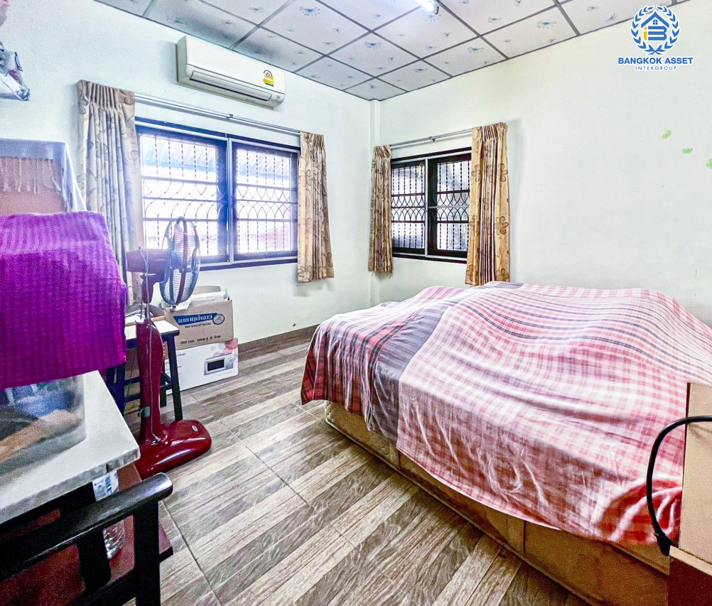 *****บ้านเดี่ยวมือสองปทุมธานี หมู่บ้าน ร่มเย็น ลำลูกกา หลังมุม! เนื้อที่กว้างขวางถึง 60 ตร.ว. ฟังก์ชัน 2 ห้องนอน 2 ห้องน้ำ 1 ที่จอดรถ มีพื้นที่รอบนอกบ้าน บนทำเลเชื่อมต่อถนนลำลูกกา เพียง 20 นาทีก็ถึงรถไฟฟ้าสายสีเขียว "สถานีคูคต" และใกล้จุดขึ้นทางด่วน "วงแหวนรอบนอก ตะวันตก"