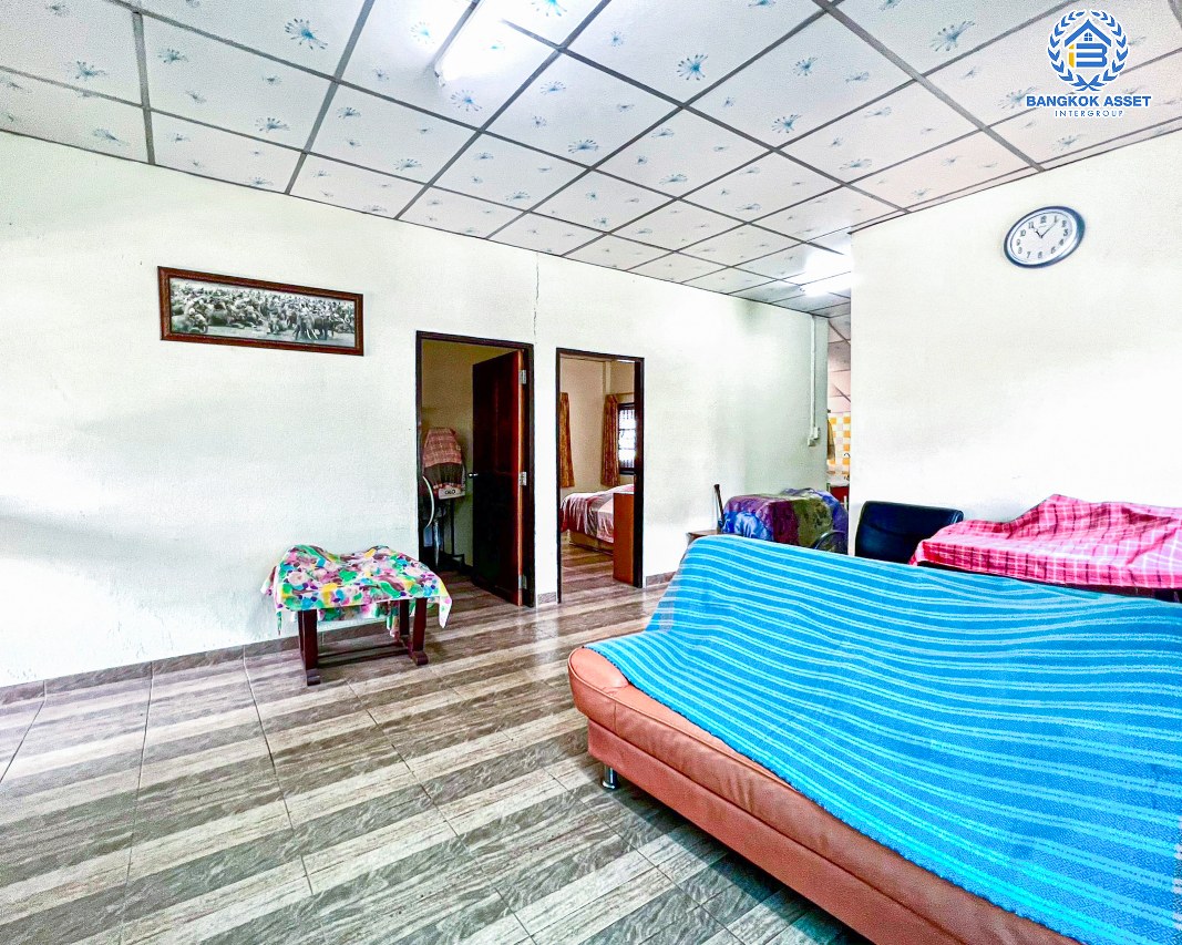 *****บ้านเดี่ยวมือสองปทุมธานี หมู่บ้าน ร่มเย็น ลำลูกกา หลังมุม! เนื้อที่กว้างขวางถึง 60 ตร.ว. ฟังก์ชัน 2 ห้องนอน 2 ห้องน้ำ 1 ที่จอดรถ มีพื้นที่รอบนอกบ้าน บนทำเลเชื่อมต่อถนนลำลูกกา เพียง 20 นาทีก็ถึงรถไฟฟ้าสายสีเขียว "สถานีคูคต" และใกล้จุดขึ้นทางด่วน "วงแหวนรอบนอก ตะวันตก"