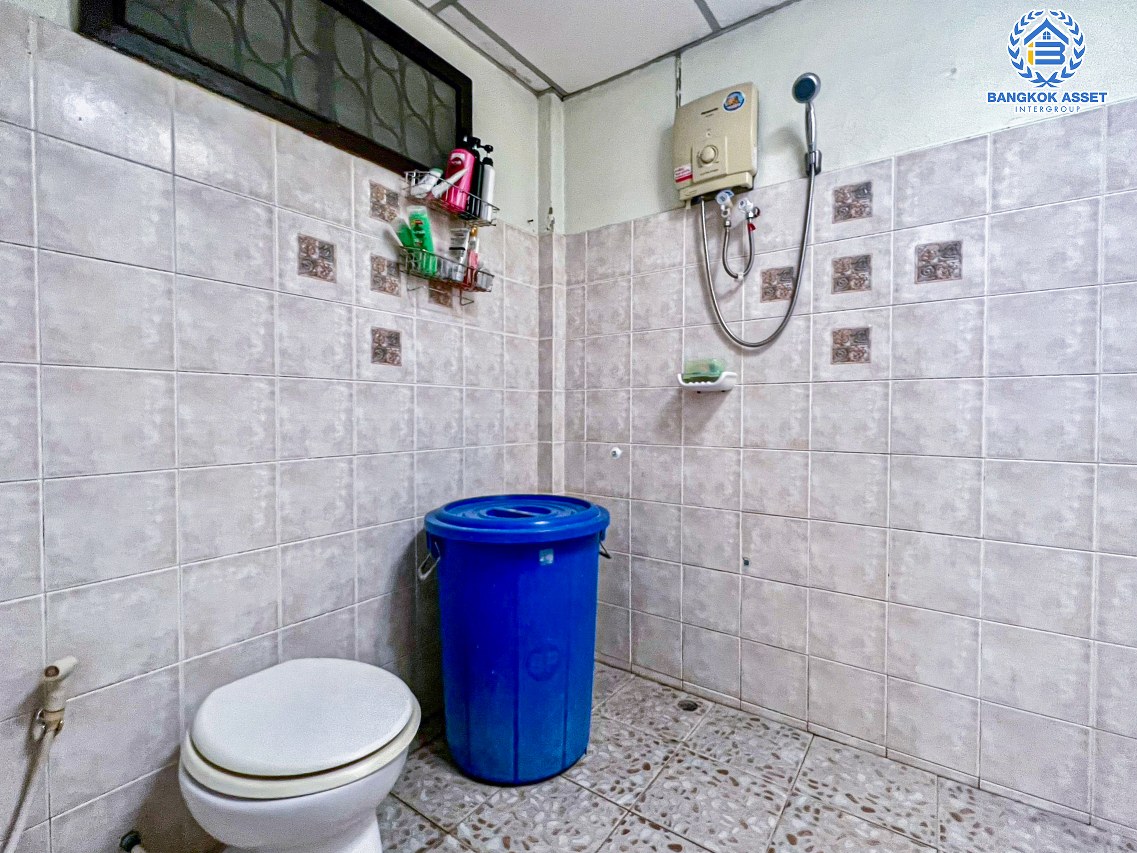 *****บ้านเดี่ยวมือสองปทุมธานี หมู่บ้าน ร่มเย็น ลำลูกกา หลังมุม! เนื้อที่กว้างขวางถึง 60 ตร.ว. ฟังก์ชัน 2 ห้องนอน 2 ห้องน้ำ 1 ที่จอดรถ มีพื้นที่รอบนอกบ้าน บนทำเลเชื่อมต่อถนนลำลูกกา เพียง 20 นาทีก็ถึงรถไฟฟ้าสายสีเขียว "สถานีคูคต" และใกล้จุดขึ้นทางด่วน "วงแหวนรอบนอก ตะวันตก"