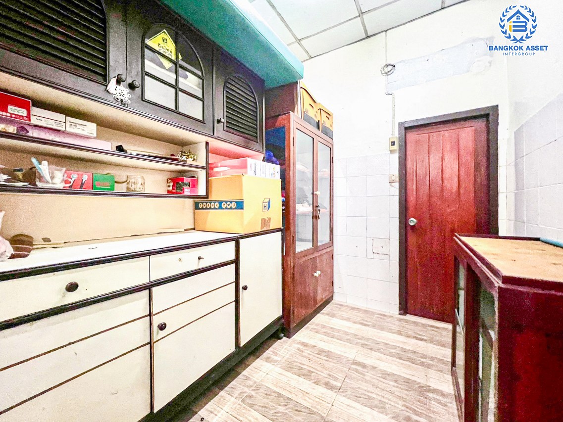 *****บ้านเดี่ยวมือสองปทุมธานี หมู่บ้าน ร่มเย็น ลำลูกกา หลังมุม! เนื้อที่กว้างขวางถึง 60 ตร.ว. ฟังก์ชัน 2 ห้องนอน 2 ห้องน้ำ 1 ที่จอดรถ มีพื้นที่รอบนอกบ้าน บนทำเลเชื่อมต่อถนนลำลูกกา เพียง 20 นาทีก็ถึงรถไฟฟ้าสายสีเขียว "สถานีคูคต" และใกล้จุดขึ้นทางด่วน "วงแหวนรอบนอก ตะวันตก"