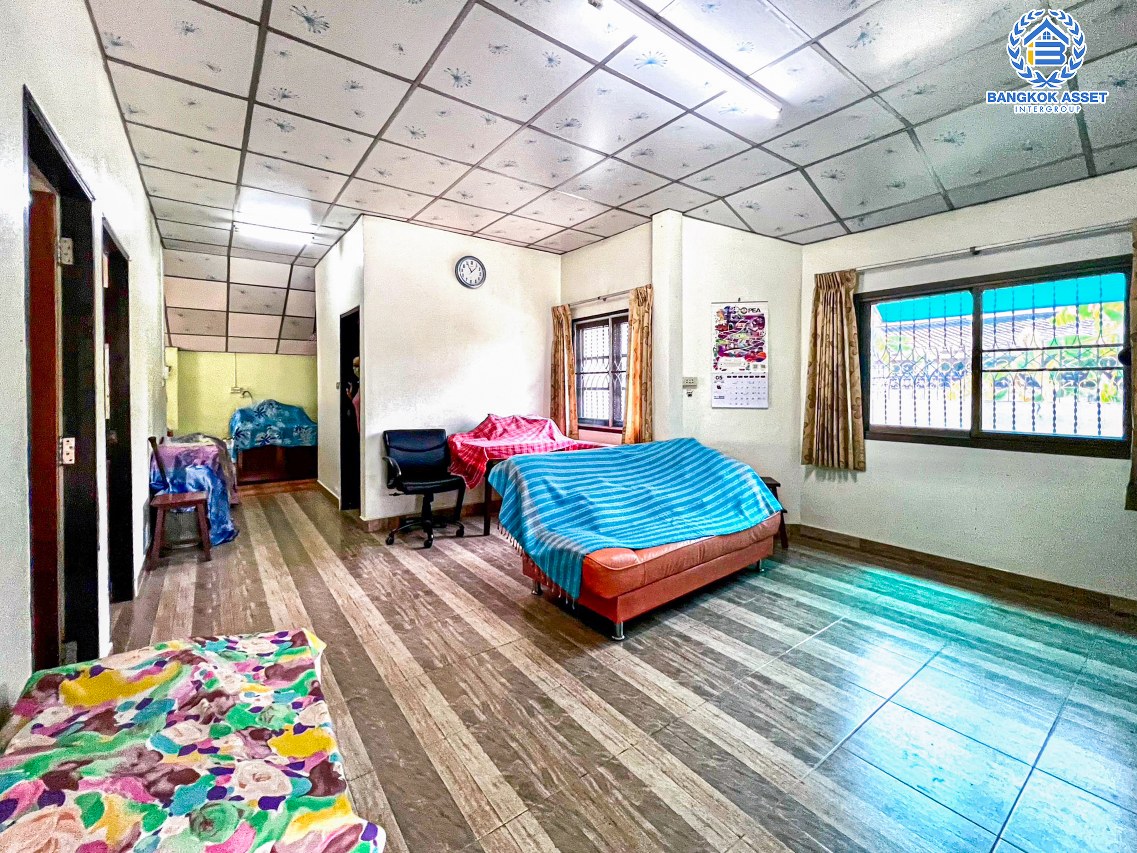 *****บ้านเดี่ยวมือสองปทุมธานี หมู่บ้าน ร่มเย็น ลำลูกกา หลังมุม! เนื้อที่กว้างขวางถึง 60 ตร.ว. ฟังก์ชัน 2 ห้องนอน 2 ห้องน้ำ 1 ที่จอดรถ มีพื้นที่รอบนอกบ้าน บนทำเลเชื่อมต่อถนนลำลูกกา เพียง 20 นาทีก็ถึงรถไฟฟ้าสายสีเขียว "สถานีคูคต" และใกล้จุดขึ้นทางด่วน "วงแหวนรอบนอก ตะวันตก"