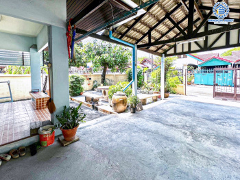 *****บ้านเดี่ยวมือสองปทุมธานี หมู่บ้าน ร่มเย็น ลำลูกกา หลังมุม! เนื้อที่กว้างขวางถึง 60 ตร.ว. ฟังก์ชัน 2 ห้องนอน 2 ห้องน้ำ 1 ที่จอดรถ มีพื้นที่รอบนอกบ้าน บนทำเลเชื่อมต่อถนนลำลูกกา เพียง 20 นาทีก็ถึงรถไฟฟ้าสายสีเขียว "สถานีคูคต" และใกล้จุดขึ้นทางด่วน "วงแหวนรอบนอก ตะวันตก"