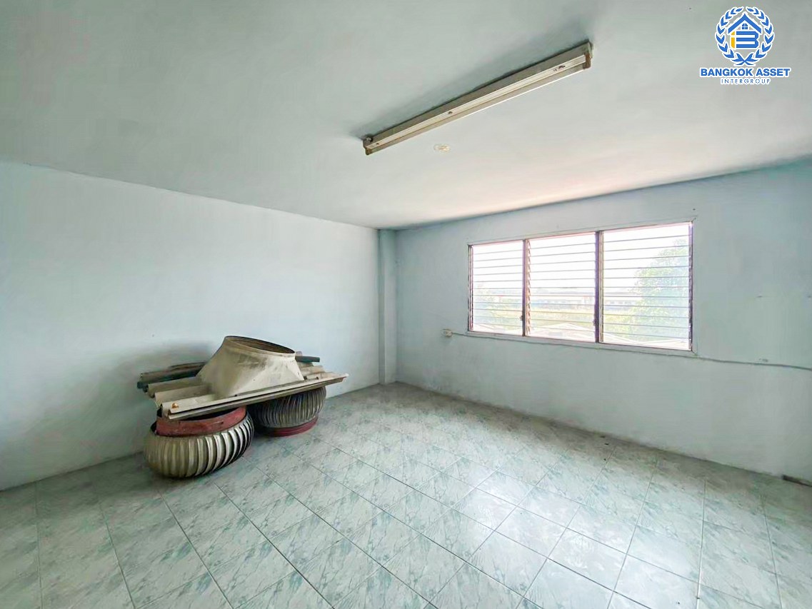 *****โรงงานมือสองสมุทรสาคร มินิแฟตติรี่ พระราม2 เนื้อที่กว้างขวาง 827.7 ตร.ว. ฟังก์ชัน 2 ห้องนอน 8 ห้องน้ำ ขายโรงงานพร้อมกิจการ แถมฟรี! 2 เครื่องปรับอากาศ บนทำเลดี เชื่อมต่อถนนแคราย, ถนนพุทธสาคร, ถนนเศรษฐกิจ 1