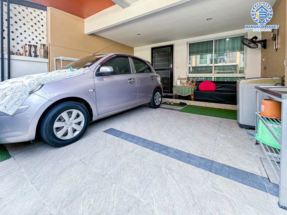 *****ทาวน์โฮมมือสอง โครงการ พลัสซิตี้พาร์ค งามวงศ์วาน25 เนื้อที่กว้าง 20.70 ตร.ว. ฟังก์ชัน 3 ห้องนอน 3 ห้องน้ำ 2 ที่จอดรถ ตกแต่งสไตล์โมเดิร์น โครงการตั้งบนทำเลเดินทางสะดวก เชื่อมต่อถนนงามวงศ์วาน ใกล้รถไฟฟ้าสายสีม่วง "สถานีศูนย์ราชการนนทบุรี" และจุดขึ้นทางด่วน "งามวงศ์วาน"