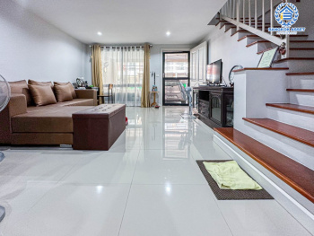 *****ทาวน์โฮมมือสอง โครงการ พลัสซิตี้พาร์ค งามวงศ์วาน25 เนื้อที่กว้าง 20.70 ตร.ว. ฟังก์ชัน 3 ห้องนอน 3 ห้องน้ำ 2 ที่จอดรถ ตกแต่งสไตล์โมเดิร์น โครงการตั้งบนทำเลเดินทางสะดวก เชื่อมต่อถนนงามวงศ์วาน ใกล้รถไฟฟ้าสายสีม่วง "สถานีศูนย์ราชการนนทบุรี" และจุดขึ้นทางด่วน "งามวงศ์วาน"