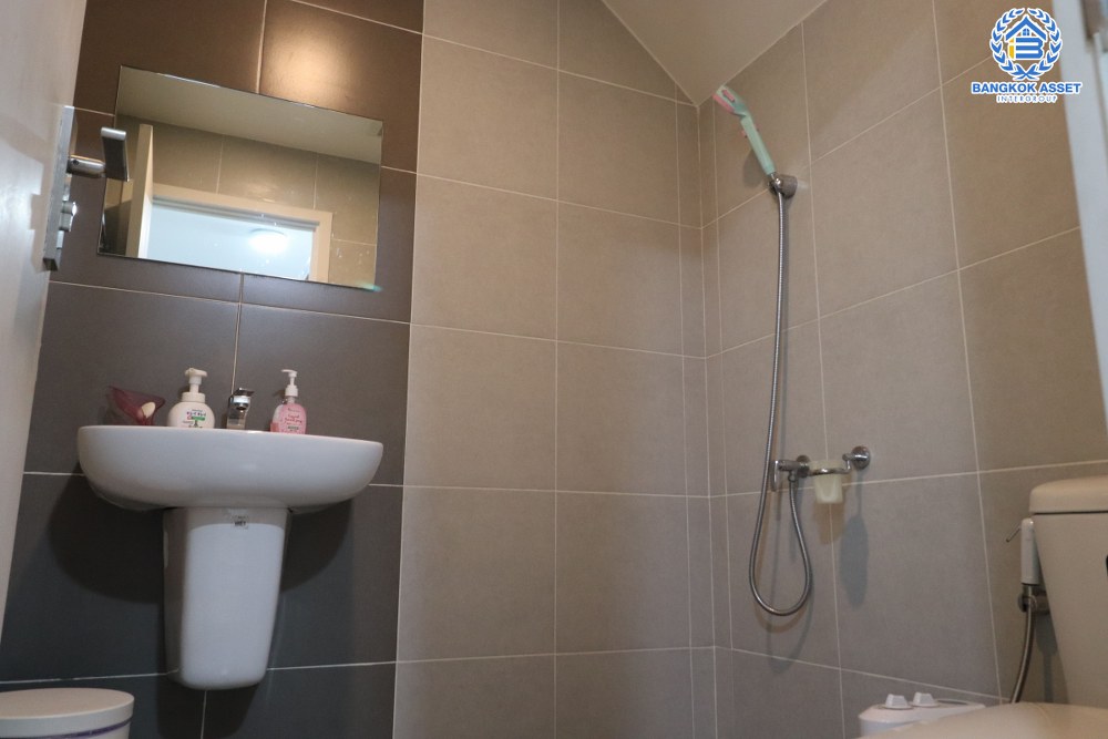 *****ทาวน์เฮ้าส์มือสอง โครงการ เพล็กซ์ เรสซิเดนซ์ เกษตร-นวมินทร์ หลังมุม เนื้อที่กว้าง 39.30 ตร.ว. ฟังก์ชัน 3 ห้องนอน 3 ห้องน้ำ 2 ที่จอดรถ บรรยากาศโครงการเงียบสลบ เป็นยส่วนตัวมาก แถมฟรี! เครื่องปรับอากาศ โครงการตั้งบนทำเลดี เชื่อมต่อถนนเกษตร-นวมินทร์ ถนนประดิษฐ์มนูธรรม