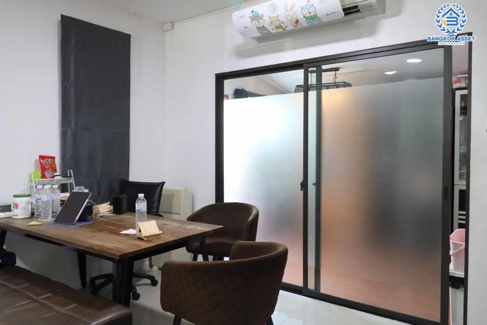 *****ทาวน์เฮ้าส์มือสอง โครงการ เพล็กซ์ เรสซิเดนซ์ เกษตร-นวมินทร์ หลังมุม เนื้อที่กว้าง 39.30 ตร.ว. ฟังก์ชัน 3 ห้องนอน 3 ห้องน้ำ 2 ที่จอดรถ บรรยากาศโครงการเงียบสลบ เป็นยส่วนตัวมาก แถมฟรี! เครื่องปรับอากาศ โครงการตั้งบนทำเลดี เชื่อมต่อถนนเกษตร-นวมินทร์ ถนนประดิษฐ์มนูธรรม