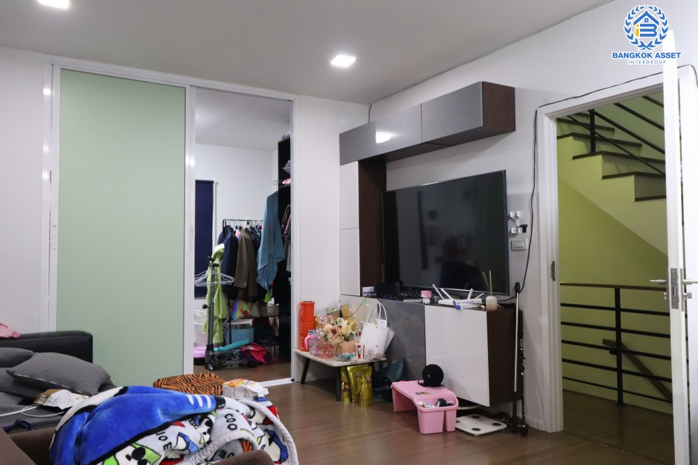 *****ทาวน์เฮ้าส์มือสอง โครงการ เพล็กซ์ เรสซิเดนซ์ เกษตร-นวมินทร์ หลังมุม เนื้อที่กว้าง 39.30 ตร.ว. ฟังก์ชัน 3 ห้องนอน 3 ห้องน้ำ 2 ที่จอดรถ บรรยากาศโครงการเงียบสลบ เป็นยส่วนตัวมาก แถมฟรี! เครื่องปรับอากาศ โครงการตั้งบนทำเลดี เชื่อมต่อถนนเกษตร-นวมินทร์ ถนนประดิษฐ์มนูธรรม