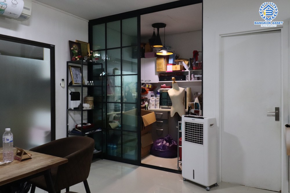 *****ทาวน์เฮ้าส์มือสอง โครงการ เพล็กซ์ เรสซิเดนซ์ เกษตร-นวมินทร์ หลังมุม เนื้อที่กว้าง 39.30 ตร.ว. ฟังก์ชัน 3 ห้องนอน 3 ห้องน้ำ 2 ที่จอดรถ บรรยากาศโครงการเงียบสลบ เป็นยส่วนตัวมาก แถมฟรี! เครื่องปรับอากาศ โครงการตั้งบนทำเลดี เชื่อมต่อถนนเกษตร-นวมินทร์ ถนนประดิษฐ์มนูธรรม