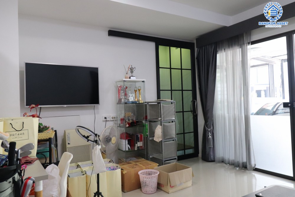 *****ทาวน์เฮ้าส์มือสอง โครงการ เพล็กซ์ เรสซิเดนซ์ เกษตร-นวมินทร์ หลังมุม เนื้อที่กว้าง 39.30 ตร.ว. ฟังก์ชัน 3 ห้องนอน 3 ห้องน้ำ 2 ที่จอดรถ บรรยากาศโครงการเงียบสลบ เป็นยส่วนตัวมาก แถมฟรี! เครื่องปรับอากาศ โครงการตั้งบนทำเลดี เชื่อมต่อถนนเกษตร-นวมินทร์ ถนนประดิษฐ์มนูธรรม