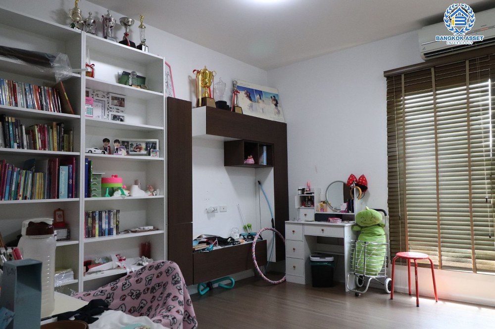 *****ทาวน์เฮ้าส์มือสอง โครงการ เพล็กซ์ เรสซิเดนซ์ เกษตร-นวมินทร์ หลังมุม เนื้อที่กว้าง 39.30 ตร.ว. ฟังก์ชัน 3 ห้องนอน 3 ห้องน้ำ 2 ที่จอดรถ บรรยากาศโครงการเงียบสลบ เป็นยส่วนตัวมาก แถมฟรี! เครื่องปรับอากาศ โครงการตั้งบนทำเลดี เชื่อมต่อถนนเกษตร-นวมินทร์ ถนนประดิษฐ์มนูธรรม