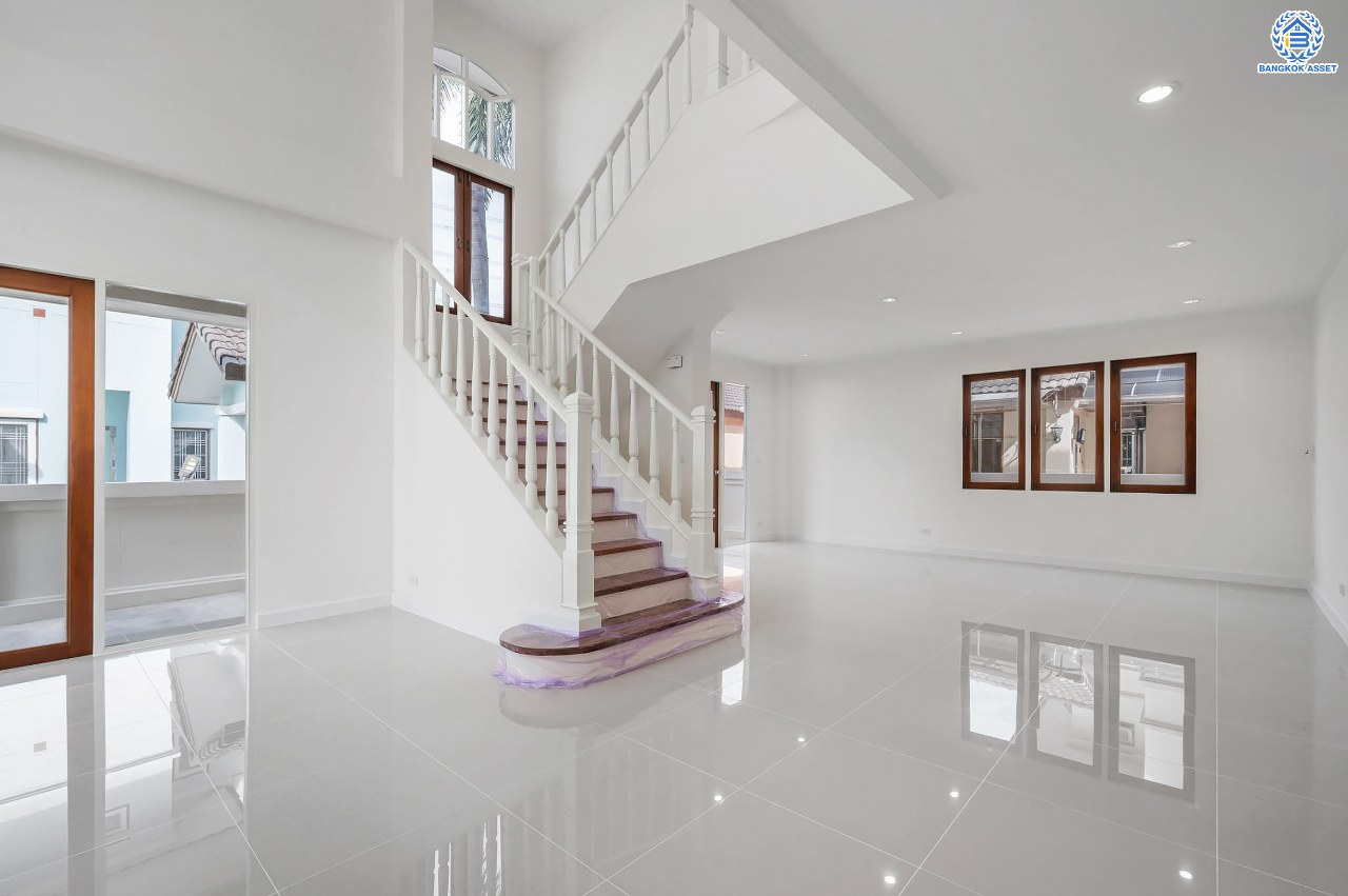 บ้านมือสองตกแต่งใหม่ โครงการ ปัญจทรัพย์พาร์ค ปิ่นเกล้า เนื้อที่ 60 ตร.ว. พื้นที่ใช้สอยมากกว่า 208.59 ตร.ม. ฟังก์ชันจัดเต็ม 3 ห้องนอน 3 ห้องน้ำ จอดรถได้ 1 คัน ตอบโจทย์ทุกการเดินทาง บนทำเลศักยภาพ ติดถนนบรมราชชนนี เชื่อมต่อทางคู่ขนานลอยฟ้า ใกล้รถไฟฟ้าสายสีน้ำเงิน "สถานีบางพลัด"