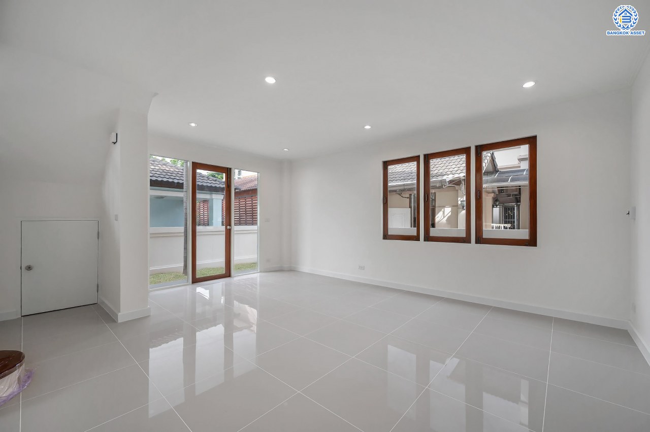 บ้านมือสองตกแต่งใหม่ โครงการ ปัญจทรัพย์พาร์ค ปิ่นเกล้า เนื้อที่ 60 ตร.ว. พื้นที่ใช้สอยมากกว่า 208.59 ตร.ม. ฟังก์ชันจัดเต็ม 3 ห้องนอน 3 ห้องน้ำ จอดรถได้ 1 คัน ตอบโจทย์ทุกการเดินทาง บนทำเลศักยภาพ ติดถนนบรมราชชนนี เชื่อมต่อทางคู่ขนานลอยฟ้า ใกล้รถไฟฟ้าสายสีน้ำเงิน "สถานีบางพลัด"